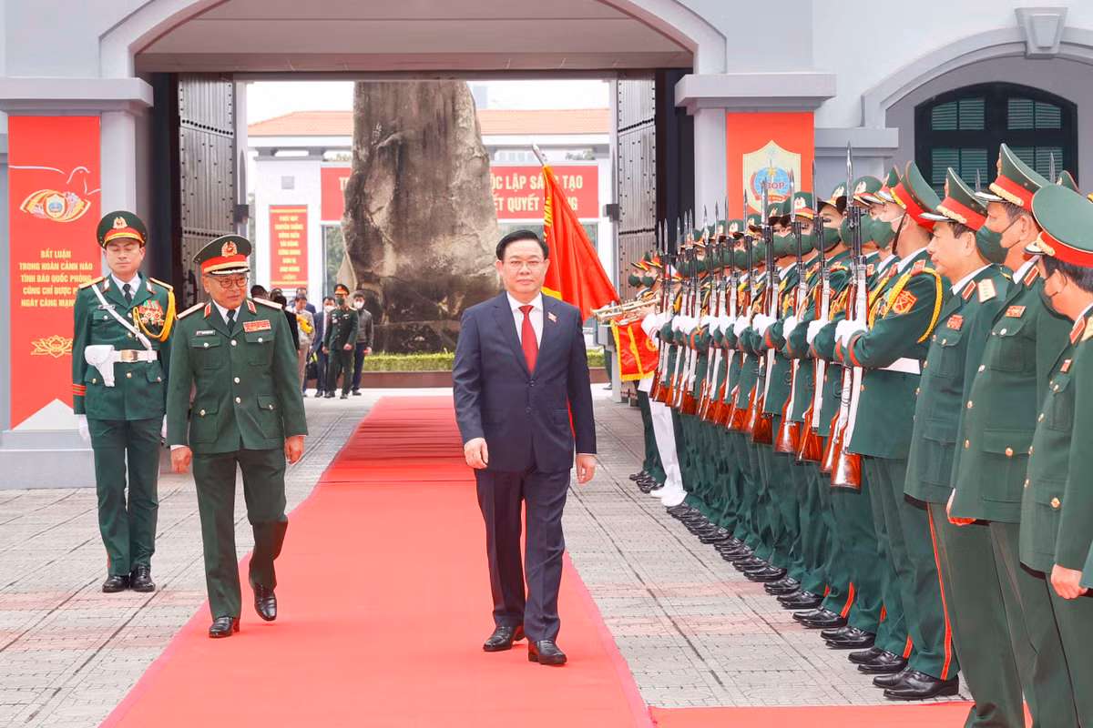 Chu tich Quoc hoi Vuong Dinh Hue tham va lam viec tai Tong cuc II