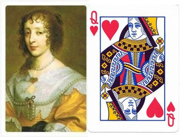 Tuy nhiên, một giả thuyết khác cho rằng, lá bài Q cơ khắc họa hình ảnh của góa phụ Judith. Đây là một nhân vật huyền thoại trong Kinh thánh Cựu ước. Theo các tư liệu, Judith là một góa phụ không chỉ có sắc đẹp mà còn sở hữu trí tuệ hơn người.