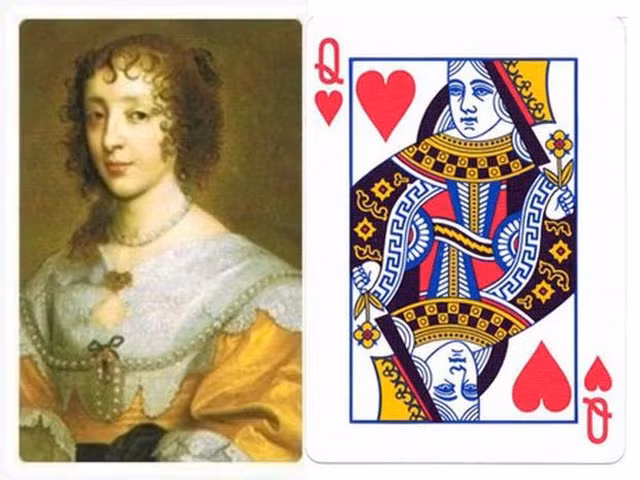 Tuy nhiên, một giả thuyết khác cho rằng, lá bài Q cơ khắc họa hình ảnh của góa phụ Judith. Đây là một nhân vật huyền thoại trong Kinh thánh Cựu ước. Theo các tư liệu, Judith là một góa phụ không chỉ có sắc đẹp mà còn sở hữu trí tuệ hơn người.