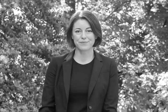 Cụ thể, ngày 14/11/2004, nữ phi công Dietrich tiến hành tập bay với nhóm chiến cơ của tàu sân bay USS Nimitz. Khi ấy, bà điều kiển tiêm kích Super Hornet.