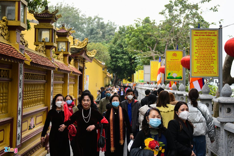 Tại chùa Trấn Quốc gần đó, lượng lớn du khách cũng có mặt để thắp hương và du xuân sau kỳ nghỉ Tết Nguyên đán.