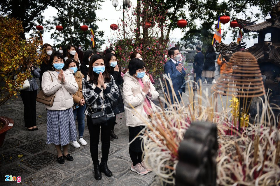 Chùa Trấn Quốc mở cửa, cho phép người dân tới cúng lễ đầu năm. 14h30, khu vực sân chùa chật kín.