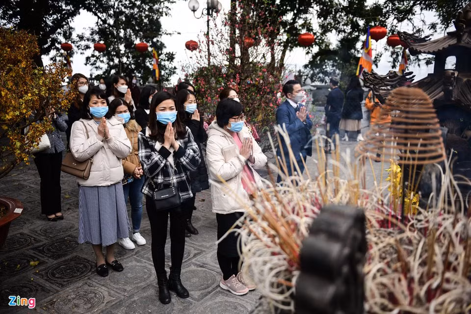 Chùa Trấn Quốc mở cửa, cho phép người dân tới cúng lễ đầu năm. 14h30, khu vực sân chùa chật kín.