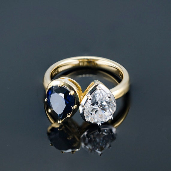 Buổi đấu giá trên được tổ chức nhân dịp kỷ niệm 250 năm ngày sinh của Hoàng hậu Josephine. Ban đầu, nhẫn đính hôn mà bà được hoàng đế Napoleon trao cho có giá khởi điểm chỉ là 20.000 USD.