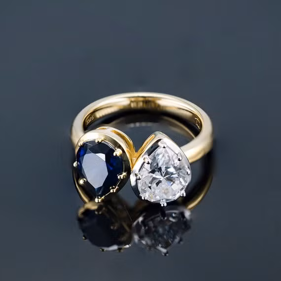 Buổi đấu giá trên được tổ chức nhân dịp kỷ niệm 250 năm ngày sinh của Hoàng hậu Josephine. Ban đầu, nhẫn đính hôn mà bà được hoàng đế Napoleon trao cho có giá khởi điểm chỉ là 20.000 USD.