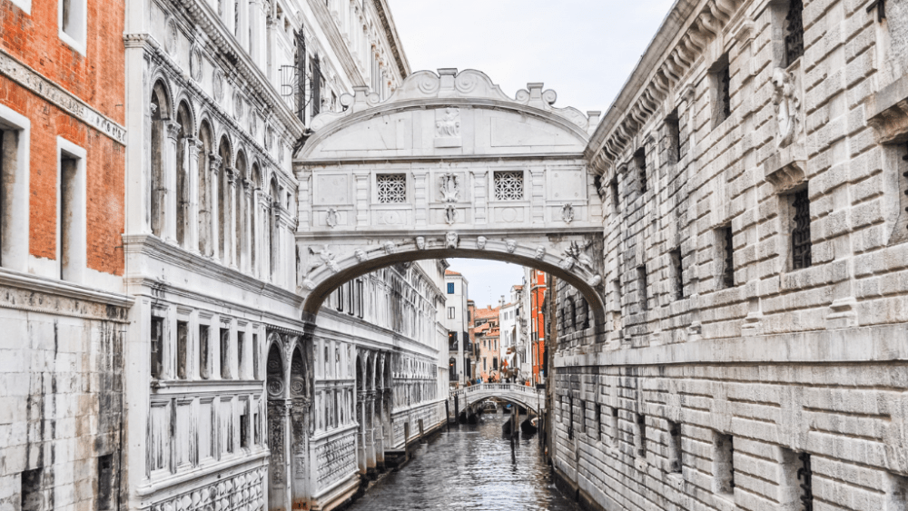 Cây cầu cổ Ponte dei Sospiri được xây dựng với thiết kế cong. Công trình được xây dựng từ đá vôi trắng với những cửa sổ hình chữ nhật nhỏ phủ lưới bên ngoài.