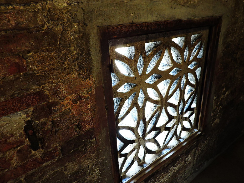 Ngoài ra, cây cầu Ponte dei Sospiri còn gắn liền với một số truyền thuyết. Trong số này, nổi tiếng là giai thoại về các tù nhân bị kết án đi qua cây cầu này để vào nhà tù.