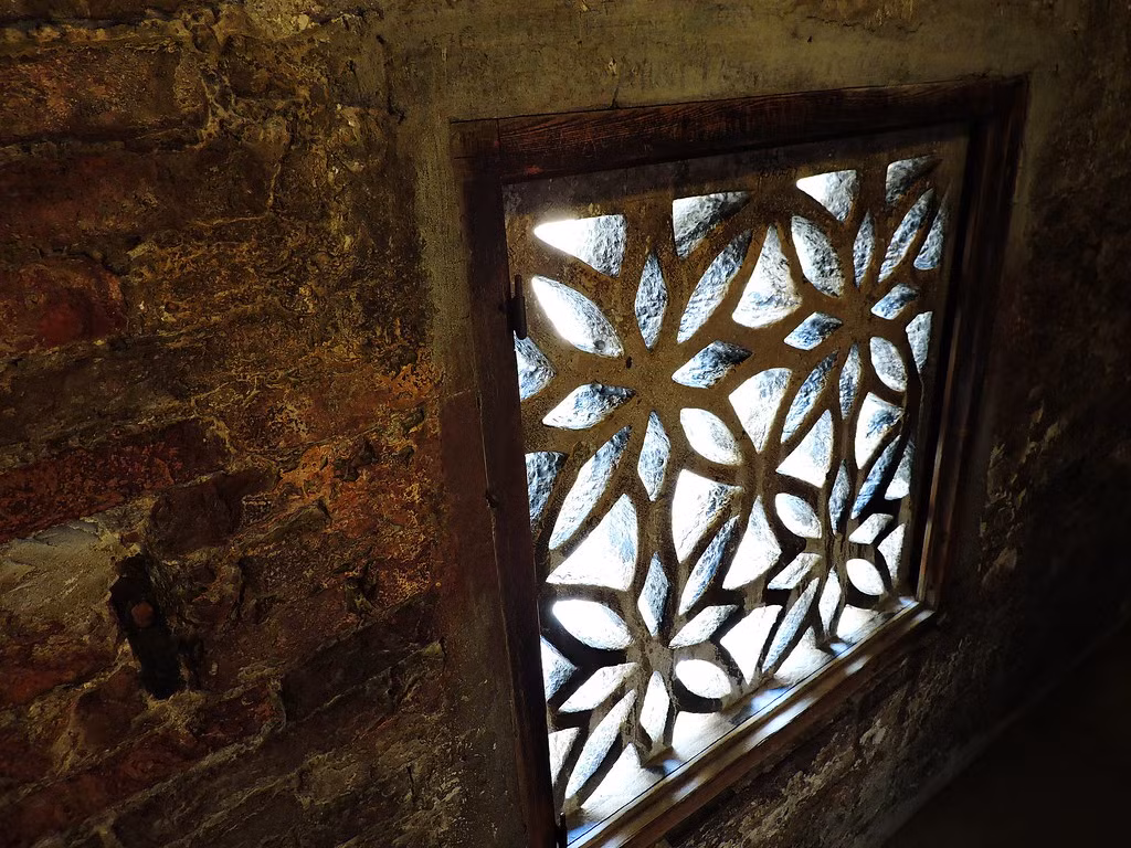 Ngoài ra, cây cầu Ponte dei Sospiri còn gắn liền với một số truyền thuyết. Trong số này, nổi tiếng là giai thoại về các tù nhân bị kết án đi qua cây cầu này để vào nhà tù.