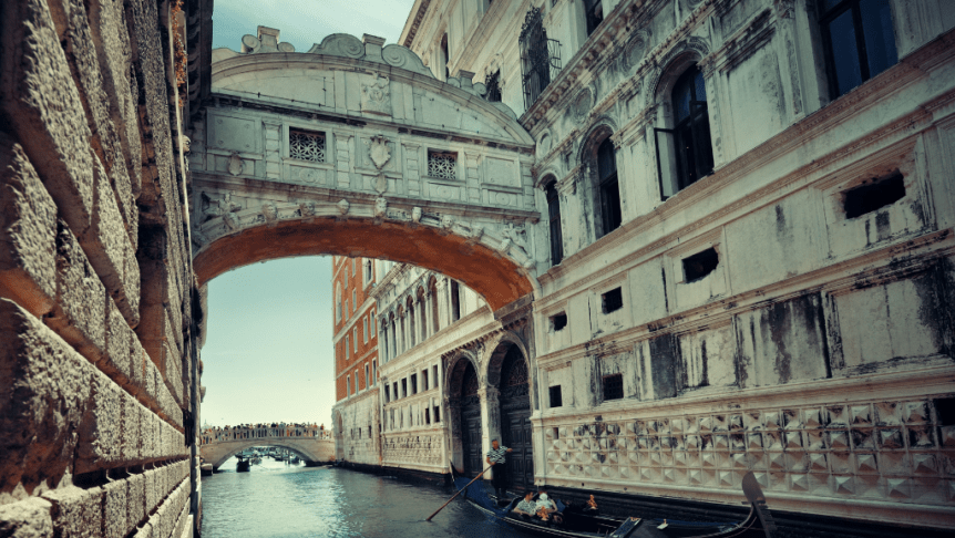 Vào thế kỷ 17, Ponte dei Sospiri ở Venice, Italy được biết đến là cây cầu gắn liền với vận mệnh của tù nhân. Công trình này được xây dựng vào năm 1602 để kết nối Palazzo Ducale với nhà tù Prigioni Nuove.