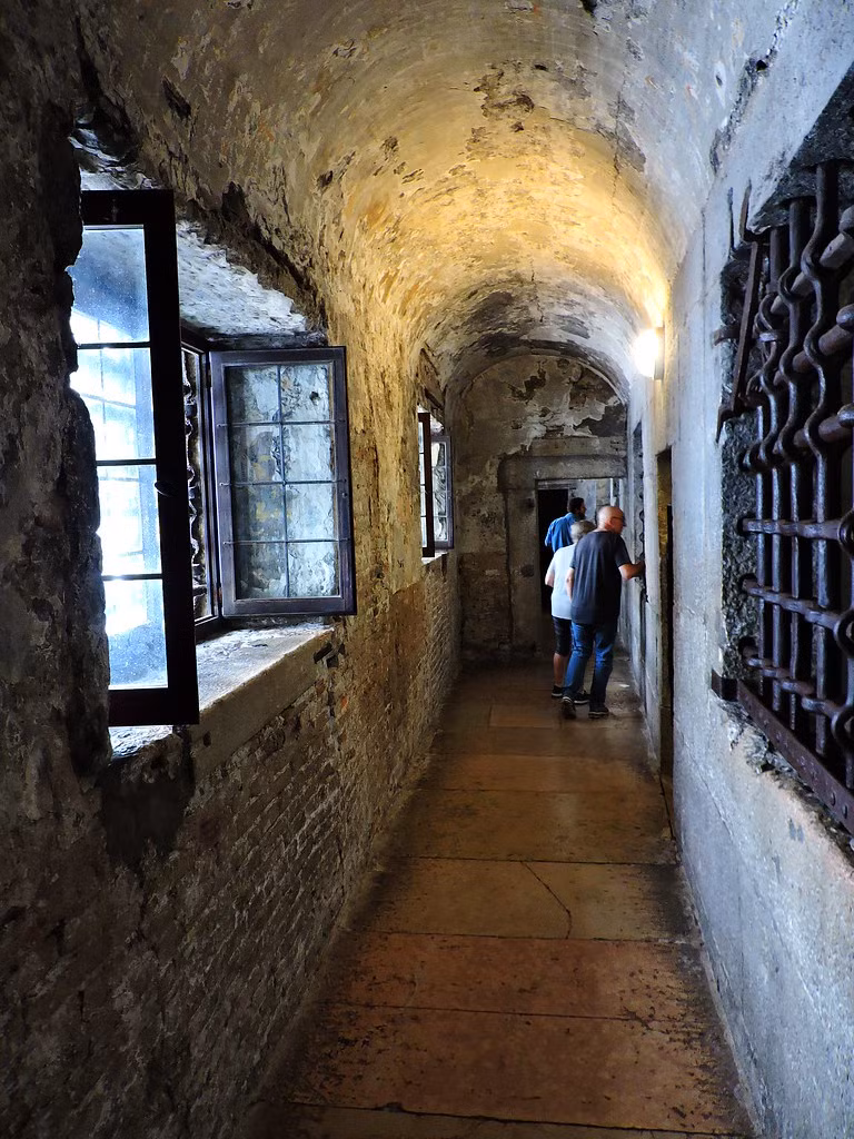 Khi ở trên cầu, phạm nhân thường nhìn khung cảnh bên ngoài lần cuối qua các ô cửa sổ nhỏ.