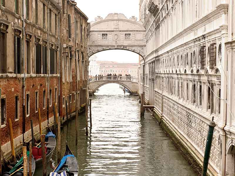 Vì vậy, khi đi qua cầu Ponte dei Sospiri, nhiều tù nhân thở dài. Đây cũng là lý do khiến nơi đây còn có một tên gọi khác là Bridge of Sighs (có nghĩa cây cầu của những tiếng thở dài).