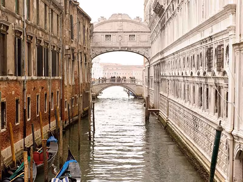 Vì vậy, khi đi qua cầu Ponte dei Sospiri, nhiều tù nhân thở dài. Đây cũng là lý do khiến nơi đây còn có một tên gọi khác là Bridge of Sighs (có nghĩa cây cầu của những tiếng thở dài).