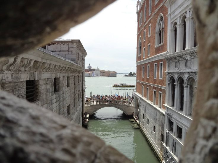 Theo đó, tù nhân ngắm nhìn thế giới đầy màu sắc bên ngoài lần cuối trước khi bước vào nhà ngục tối tăm trong thời gian dài.