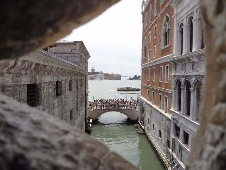 Theo đó, tù nhân ngắm nhìn thế giới đầy màu sắc bên ngoài lần cuối trước khi bước vào nhà ngục tối tăm trong thời gian dài.