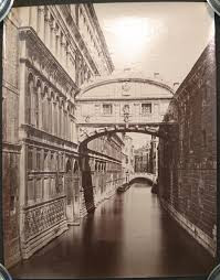 Tù nhân đau đớn nhận ra bản thân sẽ mất rất nhiều thời gian mới có thể được tự do, thậm chí có thể không bao giờ ra ngoài một lần nữa nếu nhận án tù chung thân.