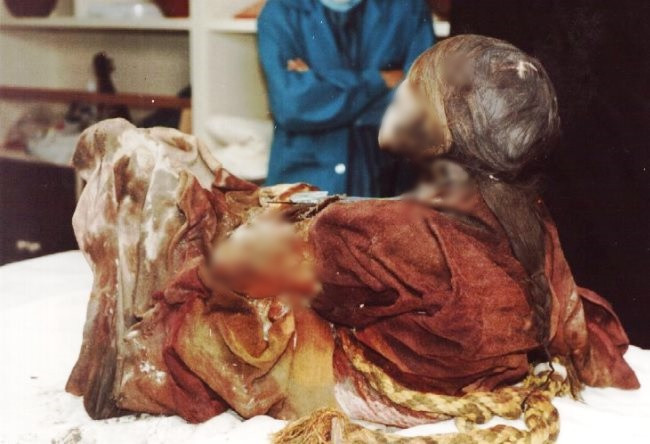 Juanita qua đời trong một lễ hiến tế của đế chế Inca thời xưa. Đây là điều khá phổ biến đối với nền văn minh này. Họ thường thực hiện các lễ hiến tế trẻ em để cầu xin thần linh che chở, bảo vệ và có mùa màng bội thu.