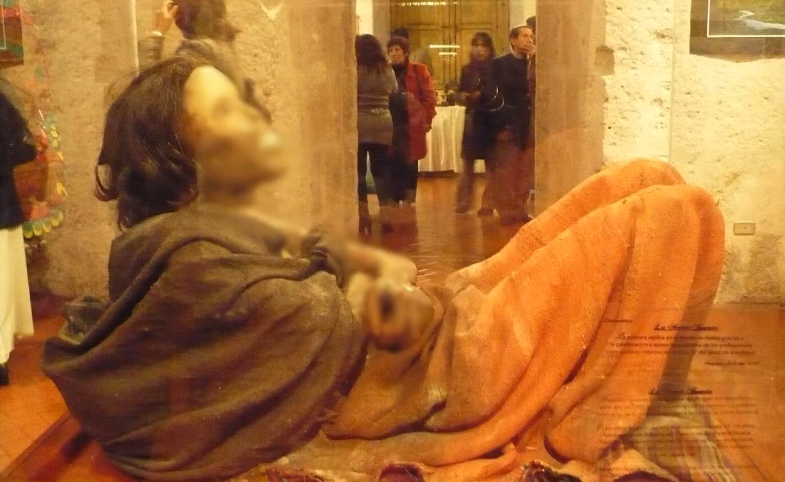 Theo các chuyên gia, người xưa cho những người hy sinh trong lễ hiến tế dùng lá coca và rượu để họ không còn sợ hãi và giảm bớt đau đớn khi chết.