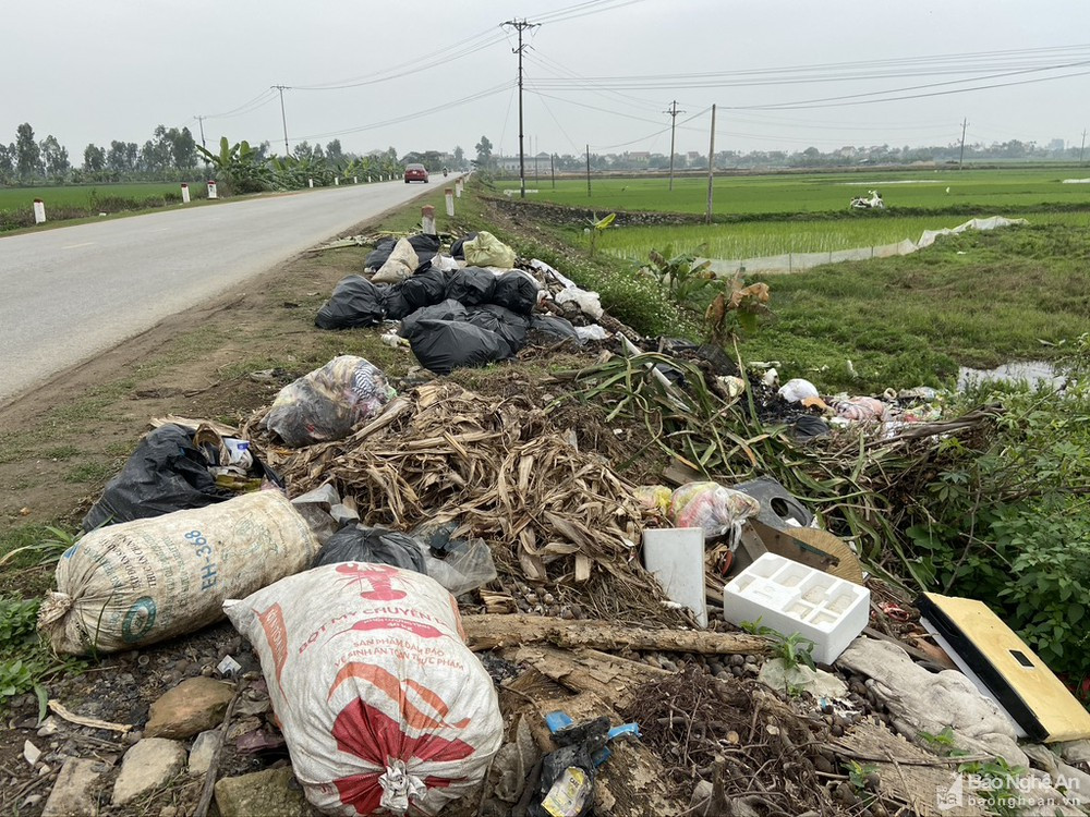 Rác thải ngổn ngang đổ tràn cả Quốc lộ 7B đoạn qua huyện Diễn Châu. Ảnh: Văn Trường
