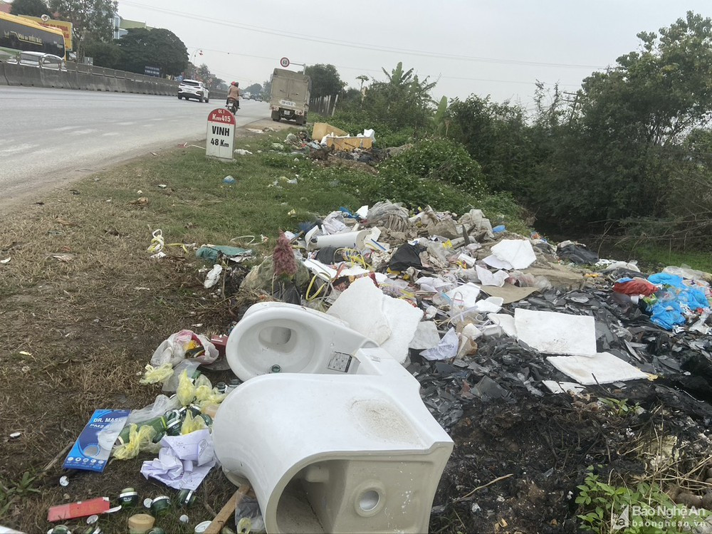 Cũng tại khu vực xã Diễn Hồng (Diễn Châu), người ta còn vứt cả thiết bị vệ sinh bên Quốc lộ 1 A. Ảnh: Văn Trường