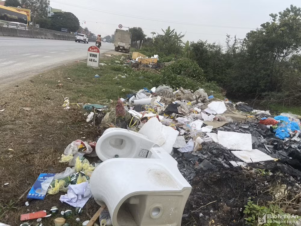 Cũng tại khu vực xã Diễn Hồng (Diễn Châu), người ta còn vứt cả thiết bị vệ sinh bên Quốc lộ 1 A. Ảnh: Văn Trường