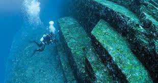 Theo các chuyên gia, đài tưởng niệm Yonaguni là một khối đá lớn có các gờ thẳng và mặt phẳng. Chúng tạo thành hình gần giống như kim tự tháp.