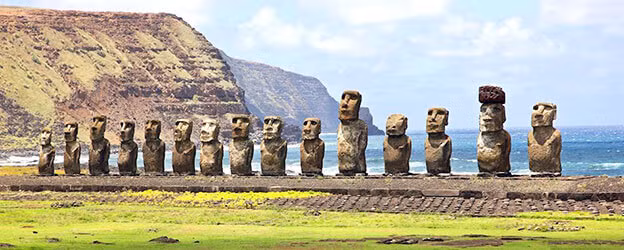 Đảo Phục Sinh (Easter Island) thuộc chủ quyền của Chile tại Đông Nam Thái Bình Dương là địa điểm hấp dẫn giới chuyên gia khi nơi đây tồn tại 887 bức tượng đá khổng lồ được gọi là Moai.