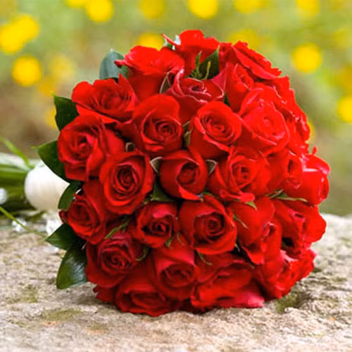 Khi người chồng qua đời, nữ thần Tình yêu vô cùng đau buồn và vô tình bị gai của hoa hồng đâm vào tay.