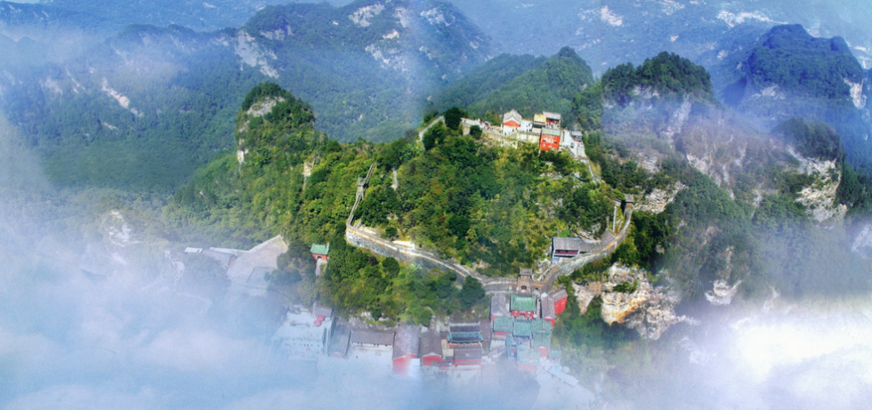 Nhiều người biết đến núi Võ Đang khi đây là nơi khai sinh ra môn võ Thái Cực Quyền. Không những vậy, ngọn núi này xuất hiện trong nhiều bộ phim võ thuật nổi tiếng như: Ỷ thiên Đồ long ký, Anh hùng xạ điêu...