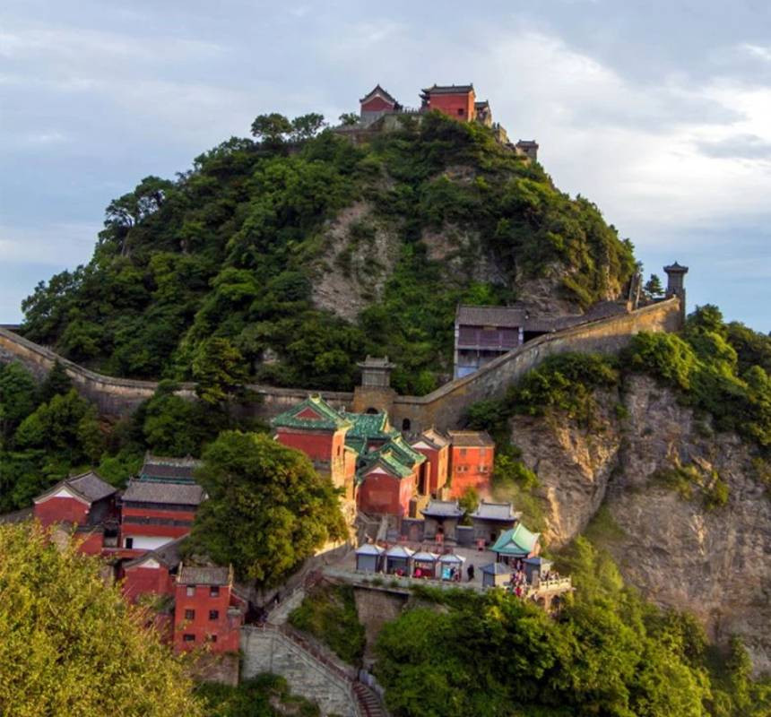 Đến thời hoàng đế Khang Hy, để bảo vệ an toàn tính mạng cho dân chúng, triều đình ra lệnh cấm không được dâng hương tại Long đầu hương. Kể từ đó, lư hương này không còn có người thắp hương cầu khấn.