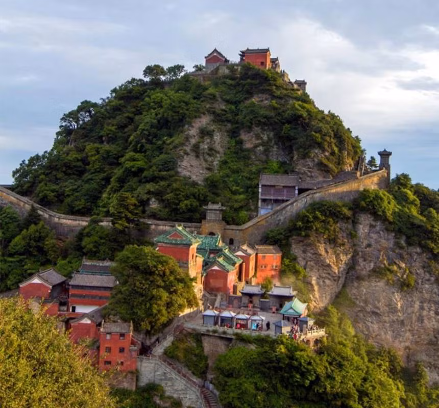 Đến thời hoàng đế Khang Hy, để bảo vệ an toàn tính mạng cho dân chúng, triều đình ra lệnh cấm không được dâng hương tại Long đầu hương. Kể từ đó, lư hương này không còn có người thắp hương cầu khấn.