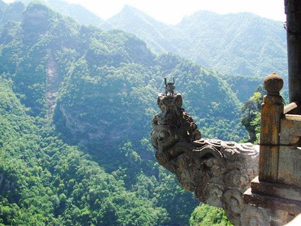 Khi đến núi Võ Đang, nhiều người ấn tượng khi nhìn thấy một chiếc lư hương đặt ở vị trí hiểm trở: trên mỏm đá khắc hình đầu rồng và bên dưới là vách núi sâu thăm thẳm. Nó được gọi với cái tên Long đầu hương.