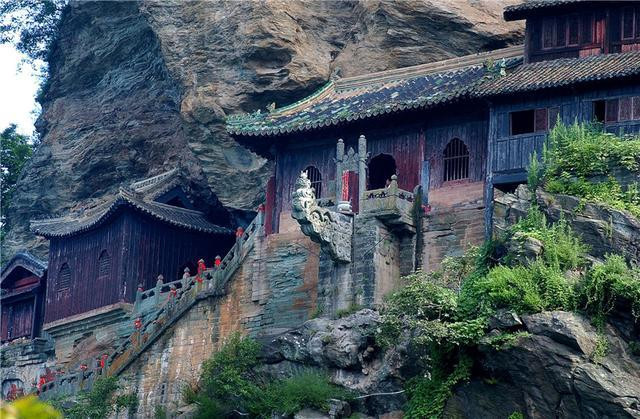 Vào năm 1994, ngọn núi Võ Đang linh thiêng của Trung Quốc được UNESCO công nhận là di sản văn hóa thế giới. Mỗi năm, hàng ngàn du khách ghé thăm nơi này.