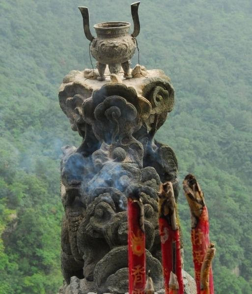 Theo quan niệm dân gian, người nào thắp hương tại Long đầu hương thì mọi điều thành tâm cầu khấn sẽ trở thành sự thật.