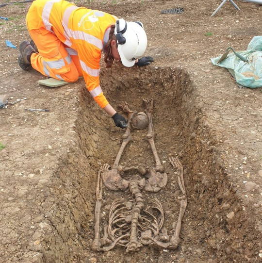 Các nhà khoa học sẽ tiến hành các kiểm tra tỉ mỉ hơn về các bộ hài cốt để hiểu rõ về lối sống, chế độ ăn uống và tôn giáo của người dân cuối thời kỳ La Mã.