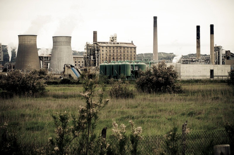 Solvay là một công ty Bỉ do doanh nhân, chính trị gia Ernest Solvay thành lập vào năm 1864. Đến năm 1912, nhà máy đầu tiên của Solvay được xây dựng gần thị trấn Rosignano Marittimo, cách thành phố Livorno khoảng 25 km.