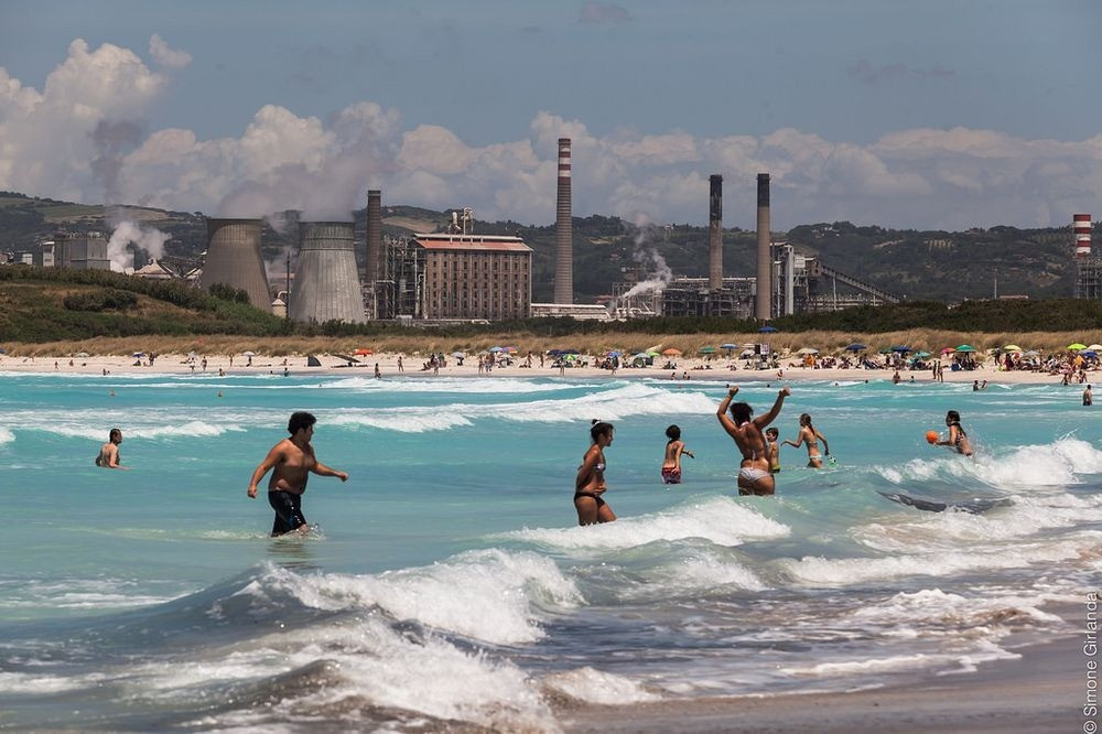 Theo các chuyên gia, cát trắng tại bờ biển ở thị trấn Rosignano Solvay không phải cát tự nhiên. Trên thực tế, đó là chất thải công nghiệp của nhà máy hóa chất Solvay nằm gần đó.
