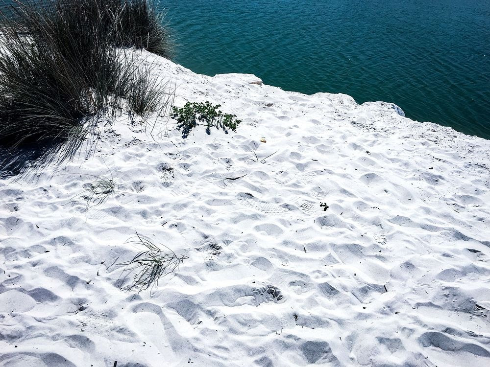 Quá trình sản xuất các hóa chất này tạo ra một hỗn hợp của canxi clorua và đá vôi. Chúng được giới chức nhà máy cho xả trực tiếp ra biển.