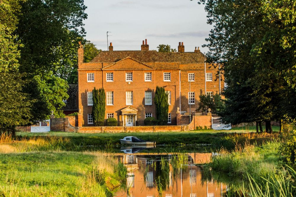 Vì vậy, quân Đồng minh quyết định giam giữ 10 nhà khoa học trên trong một ngôi nhà có tên Farm Hall (trong ảnh) ở vùng nông thôn tại Godmanchester, gần Cambridge, Anh.