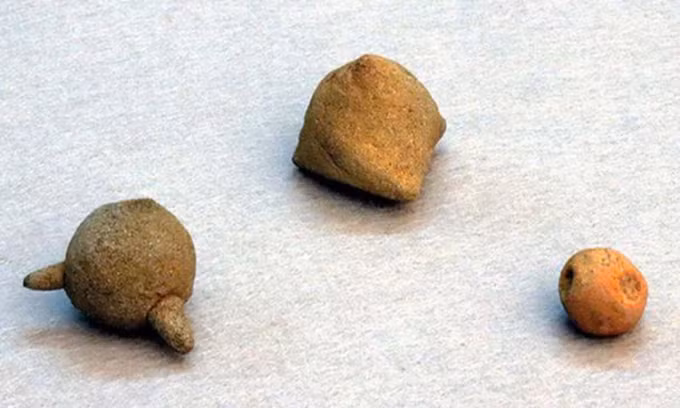 Các hiện vật tìm thấy tại những địa điểm khảo cổ này gồm nhiều viên đá dẹt và quả cầu đất sét có thể là tiền thân của shuriken và makibishi - 2 loại vũ khí nổi tiếng của ninja Nhật Bản sau này.