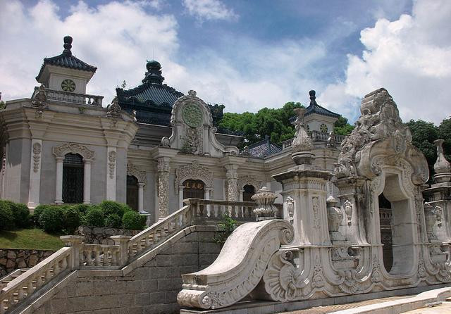 Do vậy, Viên Minh Viên trở thành khu phức hợp rộng lớn. Nơi đây có 18 cổng lớn, 5 đập nước, hơn 140 tòa kiến trúc cổ, hơn 100 cây cầu gỗ. Ngoài ra, đây cũng là nơi lưu trữ rất nhiều sách cổ quý hiếm.