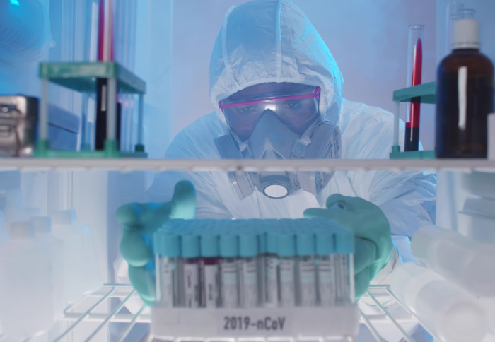 Việc chuyển vắc xin, đặc biệt là tới các nước đang phát triển trên thế giới gặp nhiều khó khăn vì thiếu hệ thống bảo quản lạnh để đảm bảo chất lượng vắc xin.