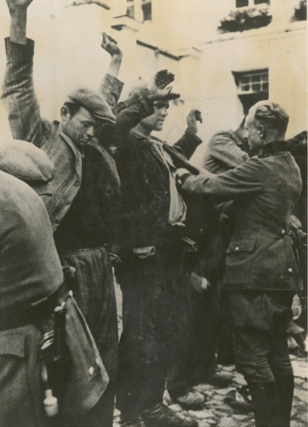 Sau khi Thế chiến 2 nổ ra, ông Adalbert phục vụ trong quân đội Đức quốc xã tại thủ đô Warsaw của Ba Lan từ năm 1940 - 1944 ở lĩnh vực văn hóa và thể thao.