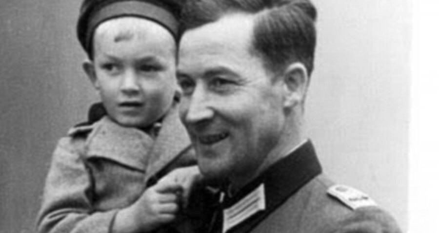 Bảo tàng Yad Vashem quyết định trao danh hiệu "Vì công bằng giữa các quốc gia" cho ông Adalbert sau khi nghiên cứu nhật ký cùng những bức thư gửi vợ của ông. Trong số này, các nhân viên điều tra tìm được những lá thư bày tỏ suy nghĩ, lập trường của mình là chống lại những chính sách tiêu diệt người Do Thái của quân Đức quốc xã.