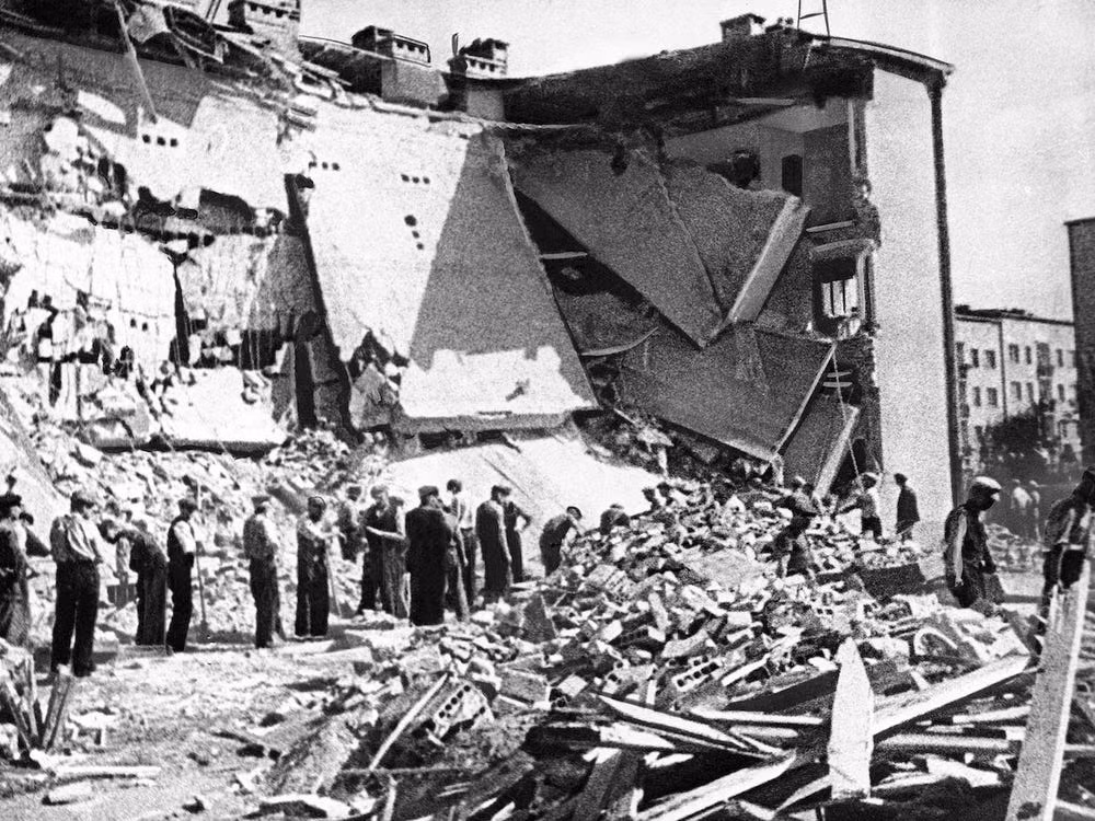 Dù nỗ lực cứu sống nhiều người Do Thái nhưng ông Adalbert gặp biến cố lớn vào đầu năm 1945. Sau khi Hồng quân Liên Xô tiến vào thủ đô Warsaw, ông Adalbert và nhiều binh sĩ Đức quốc xã bị quân Đồng minh bắt giữ.