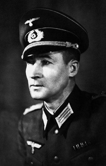 “Trong những tài liệu viết tay, ông Adalbert đã thể hiện sự căm phẫn trước chính sách đàn áp của chính quyền Đức quốc xã đối với người Ba Lan, trước những hành động khủng bố đối với giới tăng lữ và sự bàng hoàng của ông khi kế hoạch "Giải Pháp Cuối Cùng" cho phép giết hại vô tội vạ người Do Thái”, thông báo của bảo tàng Yad Vashem viết.