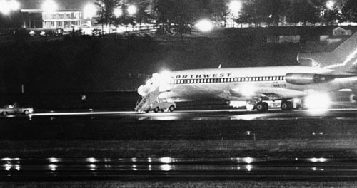 Trong lúc máy bay tiếp nhiên liệu, Dan Cooper nhận được đủ số tiền và dù như đã yêu cầu. Đổi lại, tên không tặc thả 36 hành khách và 2 tiếp viên hàng không là Florence và Alice Hancock. Lúc đó, trên máy bay chỉ còn gã không tặc, cơ trưởng Scott, cơ phó Rataczah, tiếp viên Tina Mucklow và kỹ sư Anderson.