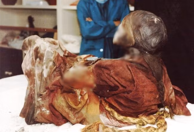 Juanita qua đời trong một lễ hiến tế của đế chế Inca thời xưa. Đây là điều khá phổ biến đối với nền văn minh này. Họ thường thực hiện các lễ hiến tế trẻ em để cầu xin thần linh che chở, bảo vệ và có mùa màng bội thu.