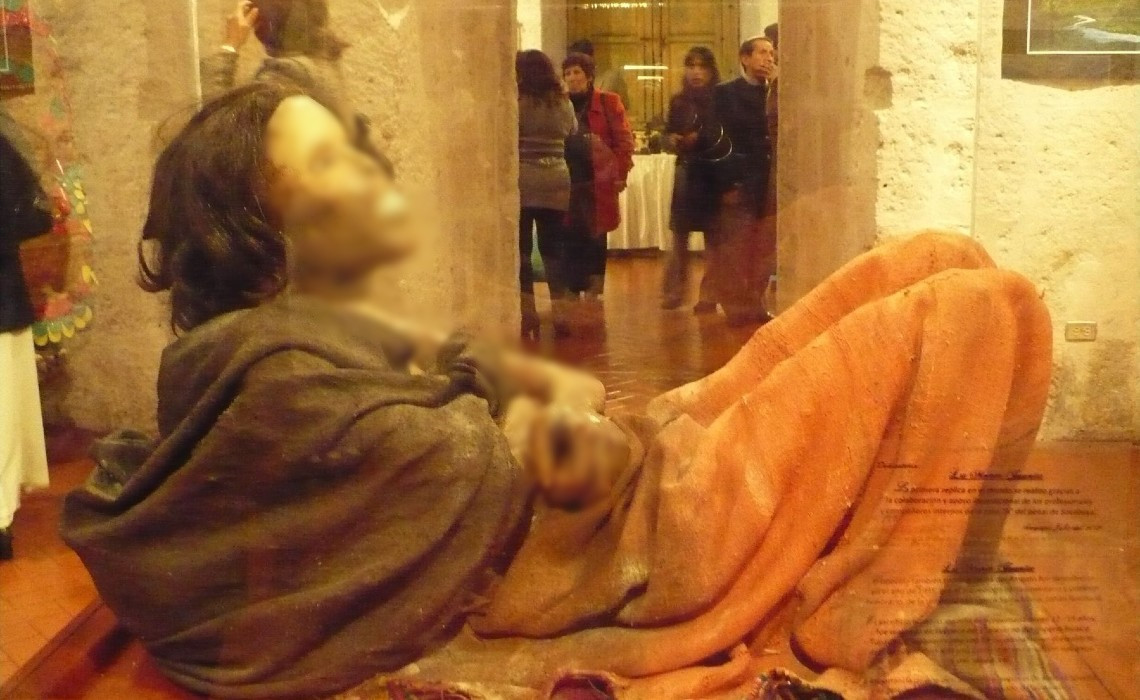 Theo các chuyên gia, người xưa cho những người hy sinh trong lễ hiến tế dùng lá coca và rượu để họ không còn sợ hãi và giảm bớt đau đớn khi chết.