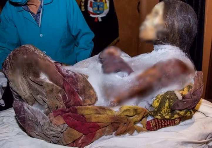 Các kết quả kiểm tra cho thấy xác ướp Juanita thuộc về một thiếu nữ người Inca qua đời cách đây khoảng 500 năm. Vào thời điểm tử vong, thiếu nữ khoảng 12 - 14 tuổi.