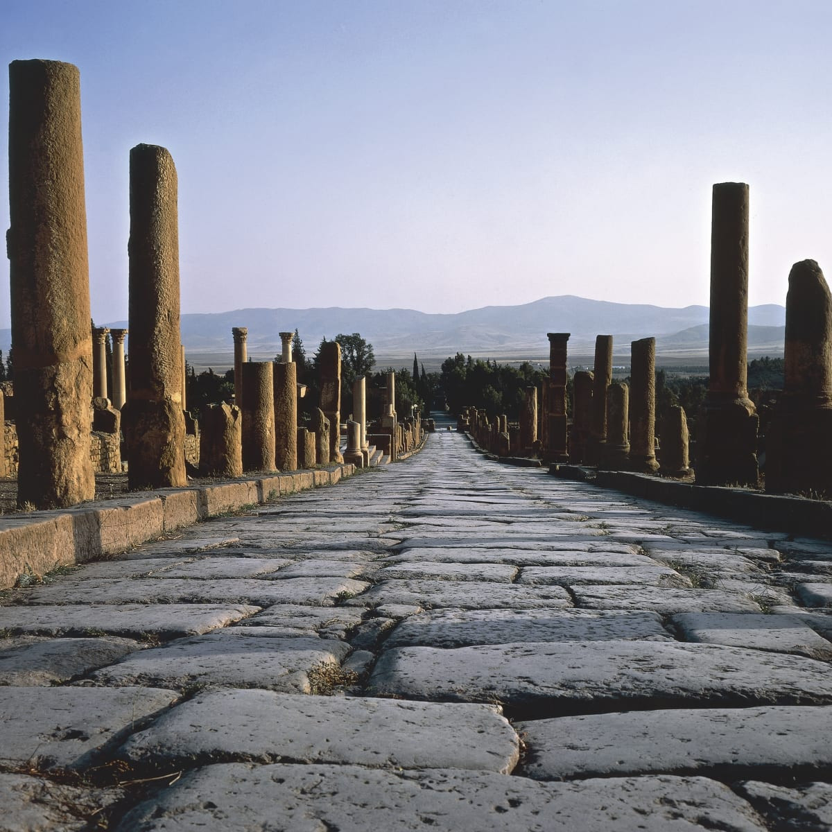 Đế chế La Mã mở ra kỷ nguyên mới cho nhân loại nhờ việc tạo ra hệ thống đường xá hoàn chỉnh. Các con đường lớn được người La Mã tạo ra chủ yếu dành cho các mục đích quân sự và phát triển kinh tế.